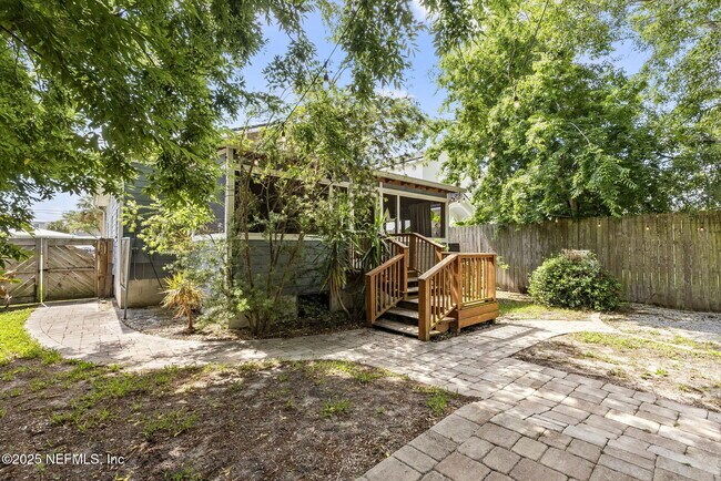 Building Photo - 206 Cabeza St