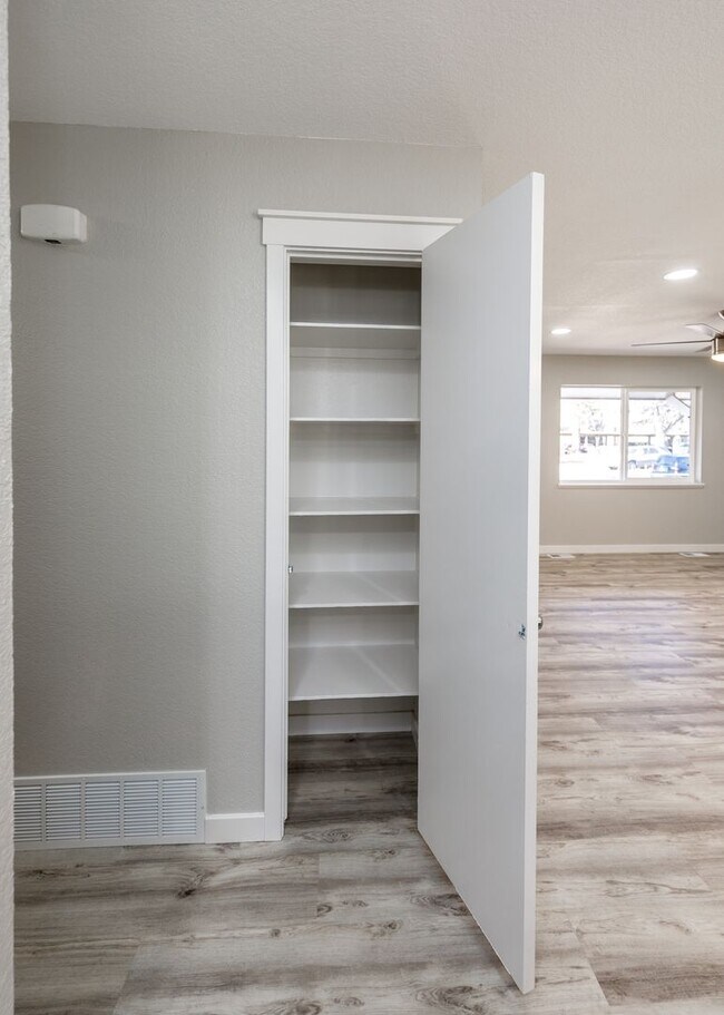 Building Photo - Newly Remodeled 5 Bed Home with Huge Yard