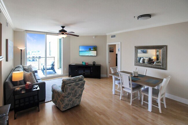 Building Photo - 800 N Tamiami Trl
