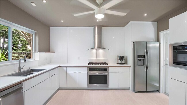 Building Photo - 5650 Pine Tree Dr