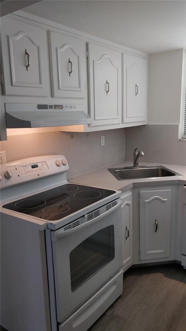 Building Photo - 1975 NE 135th St