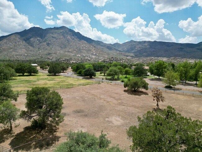 Building Photo - Custom home on 3 acres in Williamson Valley