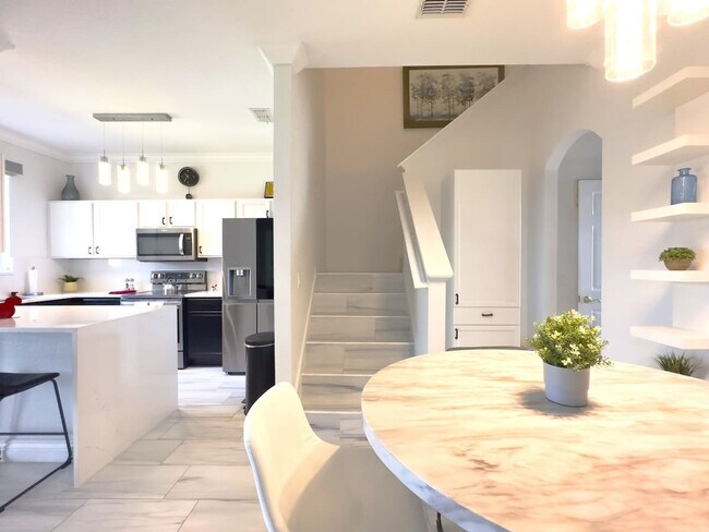 Building Photo - 1042 Calabria Ave