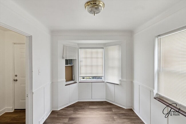 Building Photo - $1350 3 bedrooms