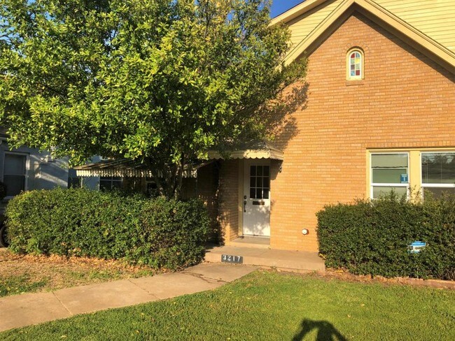 Primary Photo - 3217 Rogers Ave