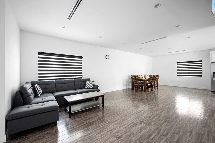 Building Photo - 13311 Wixom St