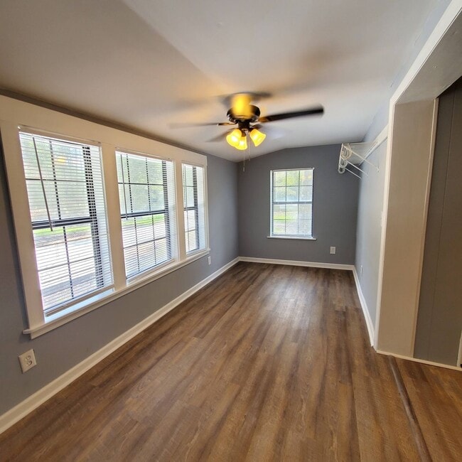 Building Photo - Southern Comfort Living: Exquisite 3BR/2BA...