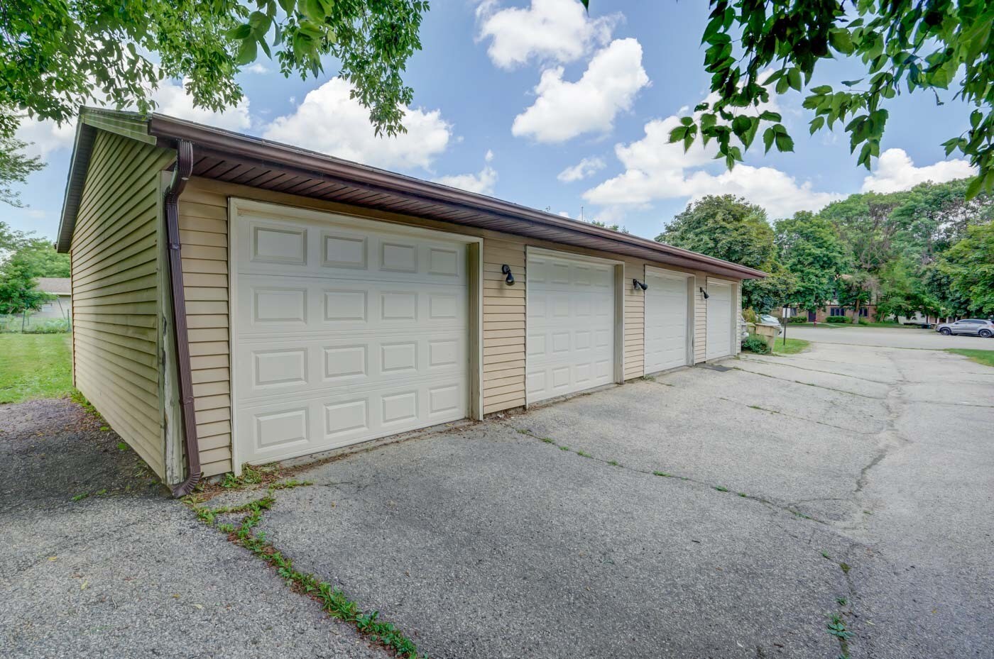 Photos are of mirror unit in the same building. Exact finishes may be different. - 42 Park Heights Court