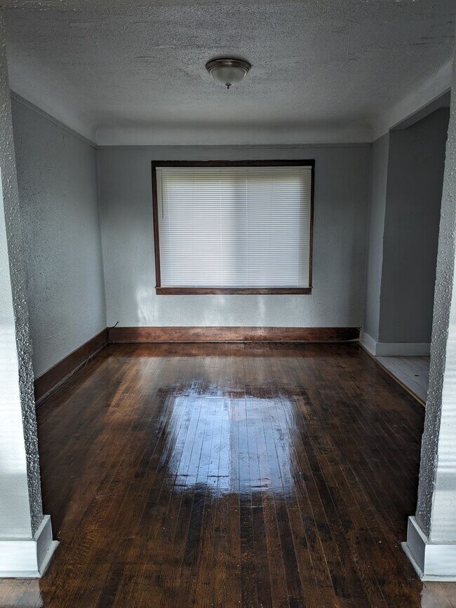 Building Photo - 9341 Roselawn- 3 BEDS & 1.5 BATH FOR RENT!
