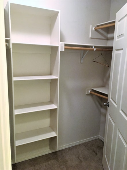 Building Photo - 1806 Knollcrest Cir