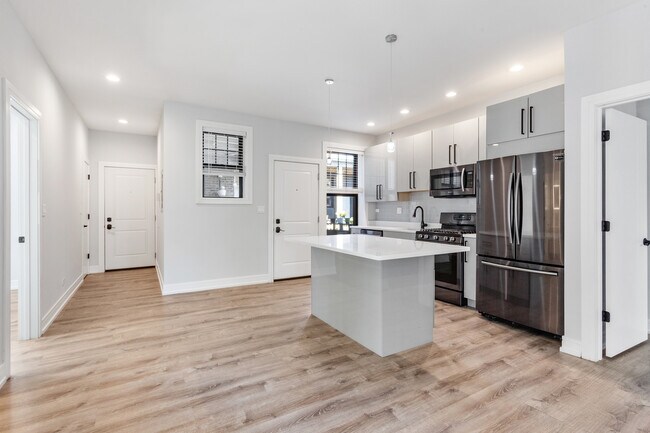 Building Photo - 1062 W Glenlake Ave