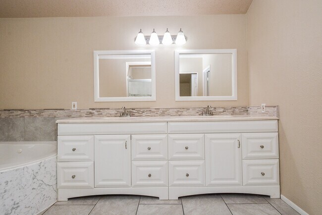 Building Photo - 10 Ridgecross Pl