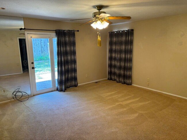 Building Photo - Large Home in Warr Acres, Putnam City Schools