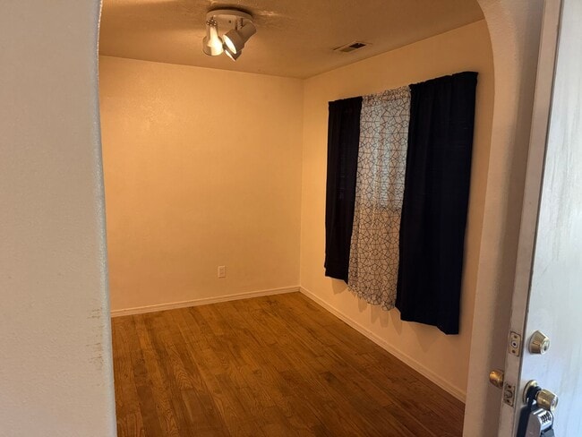 Building Photo - 2 bedroom