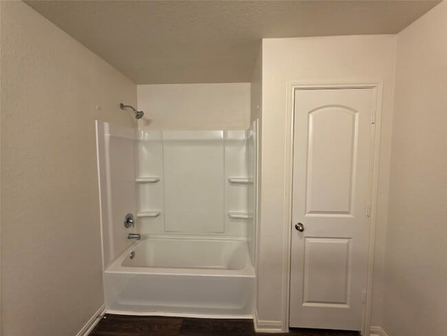 Building Photo - 723 Crystal Lakes Dr