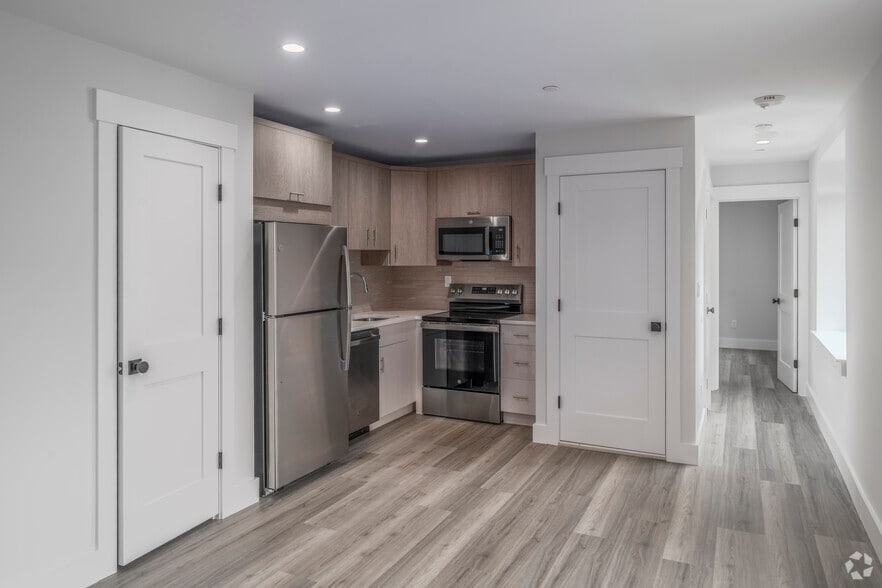 1BR, 1BA - 650SF - Kitchen - 1991 Union Blvd