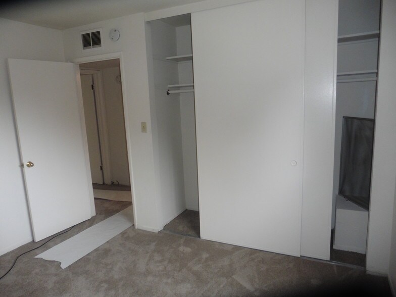 Second Bedroom - 2220 Park Ave