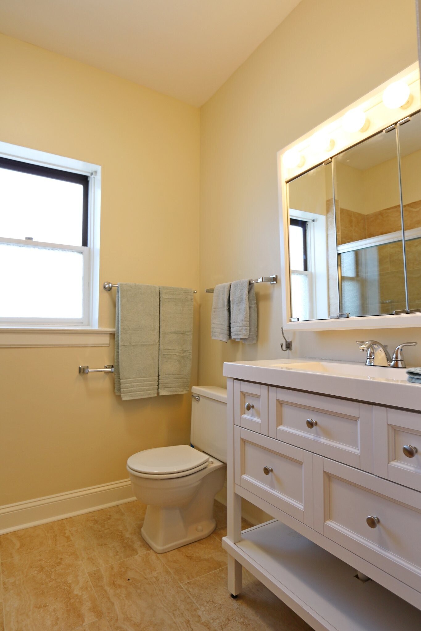 Building Photo - 918 W Buena Ave