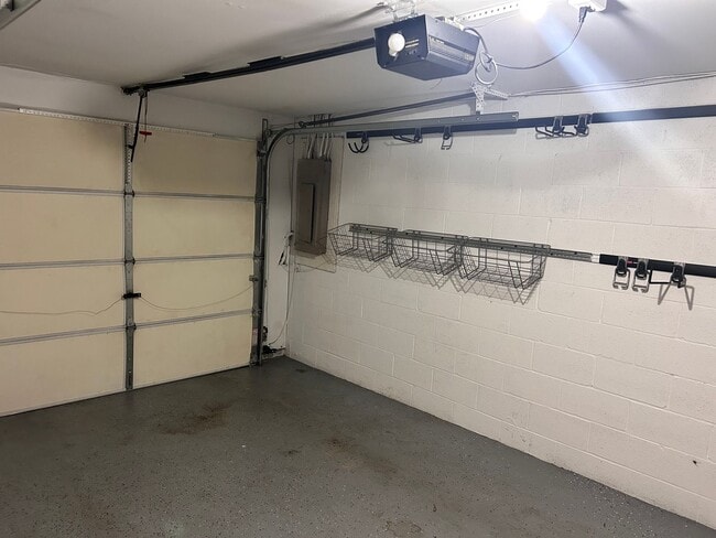 Building Photo - 2 bed 2 bath Townhouse in Woodmill