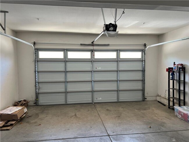 Building Photo - Spacious Condo