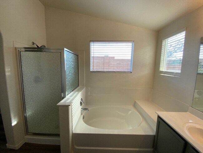 Building Photo - 4 Bedroom Single Story Home Available Near Unser Blvd NE & King Blvd NE in Rio Rancho!