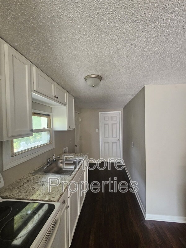 Building Photo - 808 Mobile St