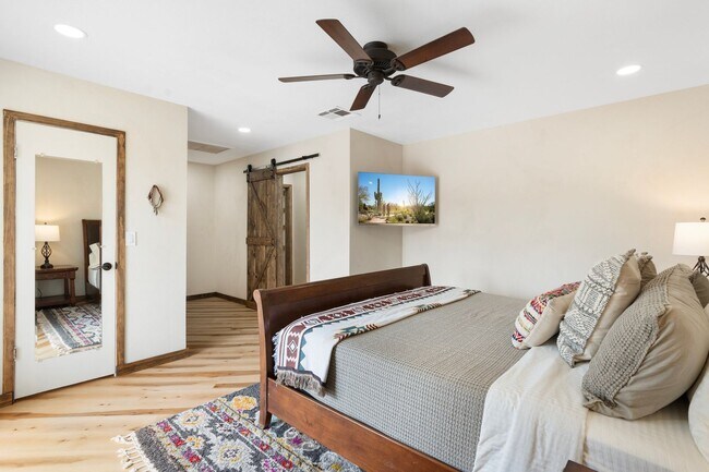 Building Photo - 9 E Del Rio Dr