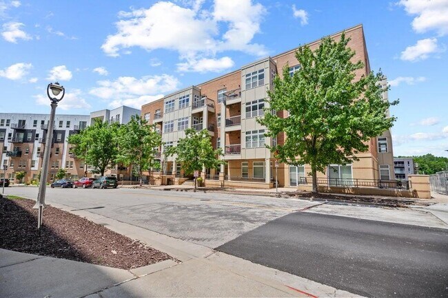 Building Photo - 1905 N Water St