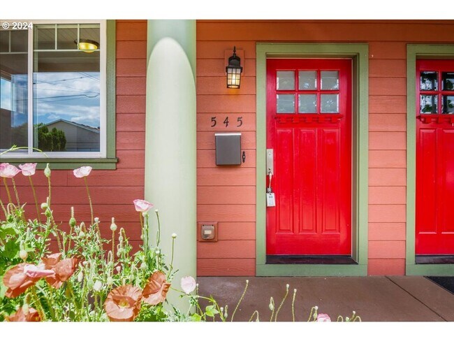 Building Photo - Charming 3-Bed, 2.5-Bath Townhome with Private Patio, Open Floor Plan, and Prime King Neighborhoo...