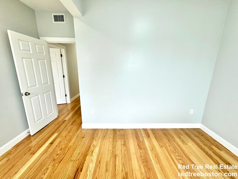 Building Photo - 190 Hillside St