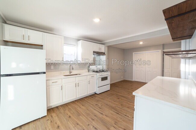 Building Photo - 2731 Menchaca St