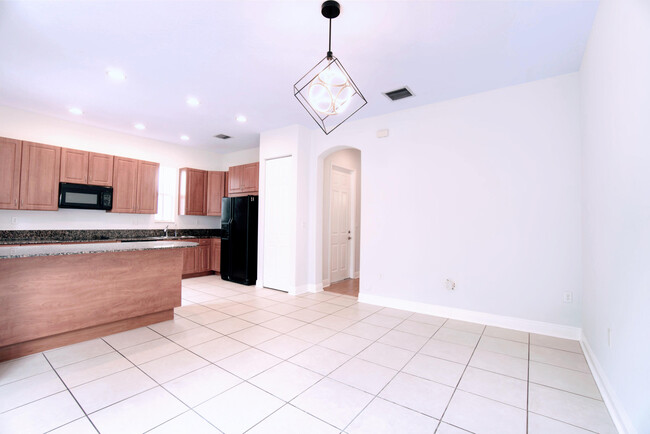 Building Photo - 6890 Julia Gardens Dr