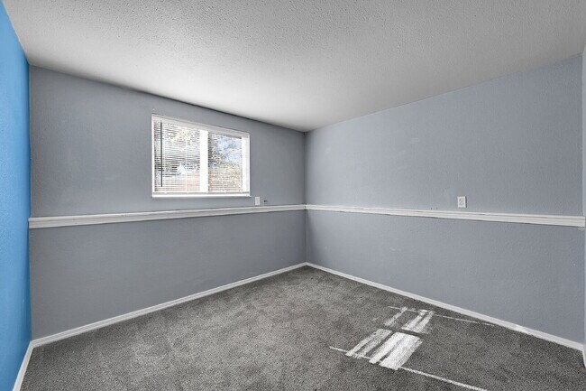 Building Photo - $1,900.00, 3-bed, 2-bath located in Colora...