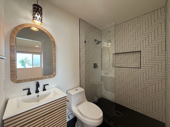 Building Photo - Stunning 2B/2.5BA Townhome in Carlsbad w/ ...