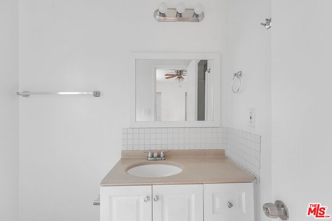 Building Photo - 1800 N Harvard Blvd