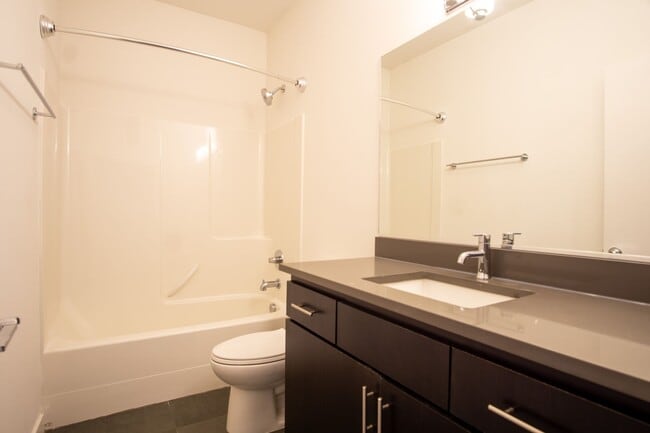 Building Photo - GET ONE MONTH FREE!! Rare 3 Bed, 2 Bath To...