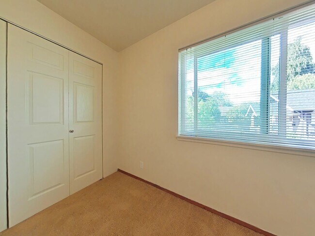 Building Photo - 2 Bedroom Apartment ~ Close to Campus ~ Ca...