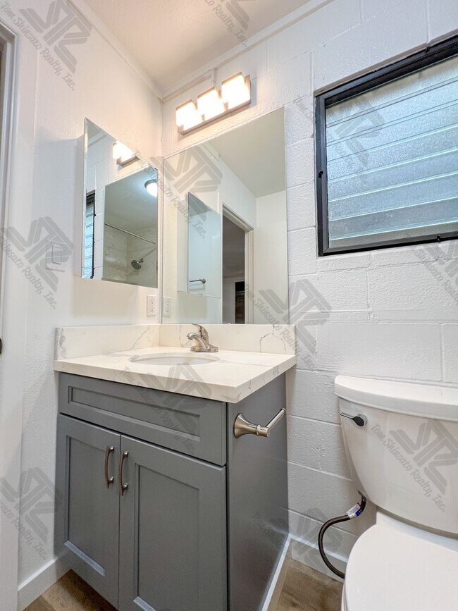 Building Photo - 4 bedroom, 3 bath attached home.