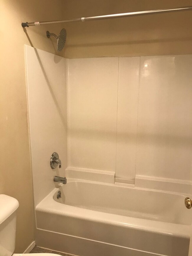 Building Photo - 2 Bedroom 1.5 Bathroom apartment Centrally located