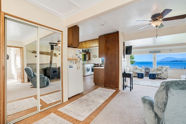 Building Photo - 5842 Seaside