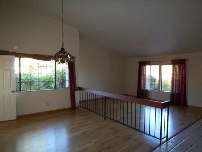 Building Photo - Charming 3Br/2Ba Single Story House W/3 Car Garage in Poway