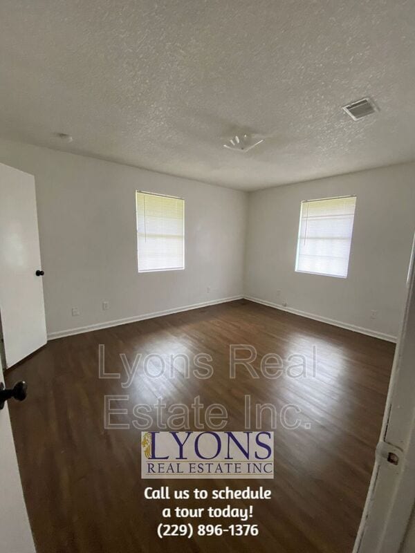 Building Photo - 1016 S Gordon Ave