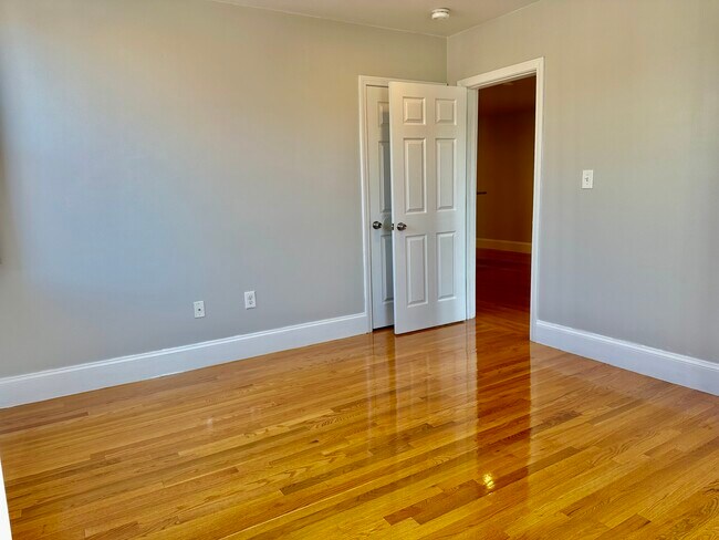 Building Photo - 76 Egmont St