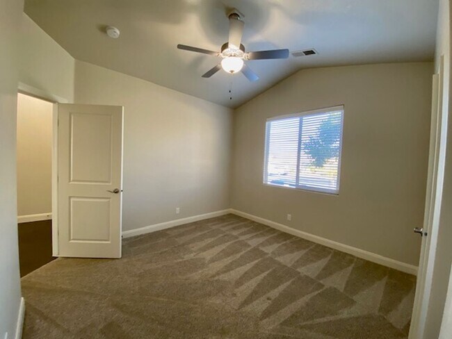 Building Photo - SPACIOUS HOME FOR RENT!