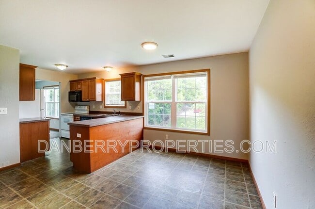 Building Photo - 1103 N Byrne Rd