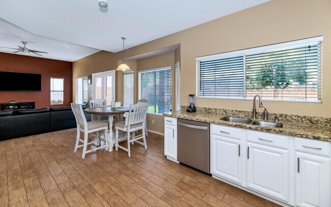 Building Photo - 11155 E Laurel Ln