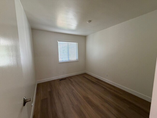 Building Photo - Newly Updated 3 Bedroom 2 Bath!