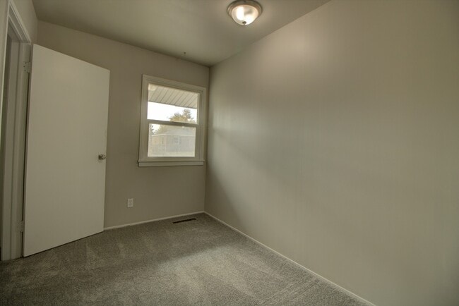 Building Photo - Pet Friendly Kearns Home