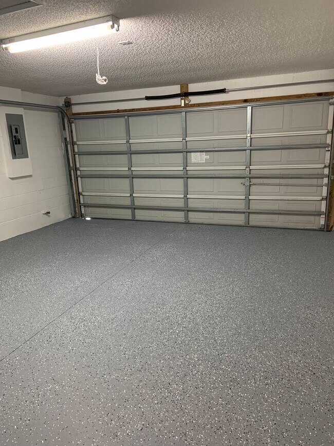 Building Photo - Updated 3 bed/ 2bath- Lehigh Woods