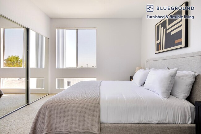 Building Photo - 1443 N Fuller Ave